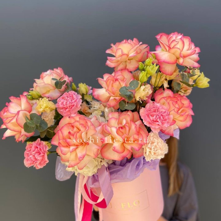 Бокс нежный с розами в Сургуте