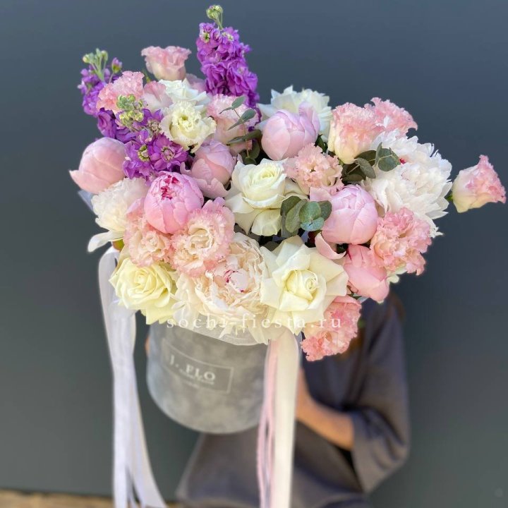 Дизайнерский цилиндр с пионами "Ривьера" в Сургуте