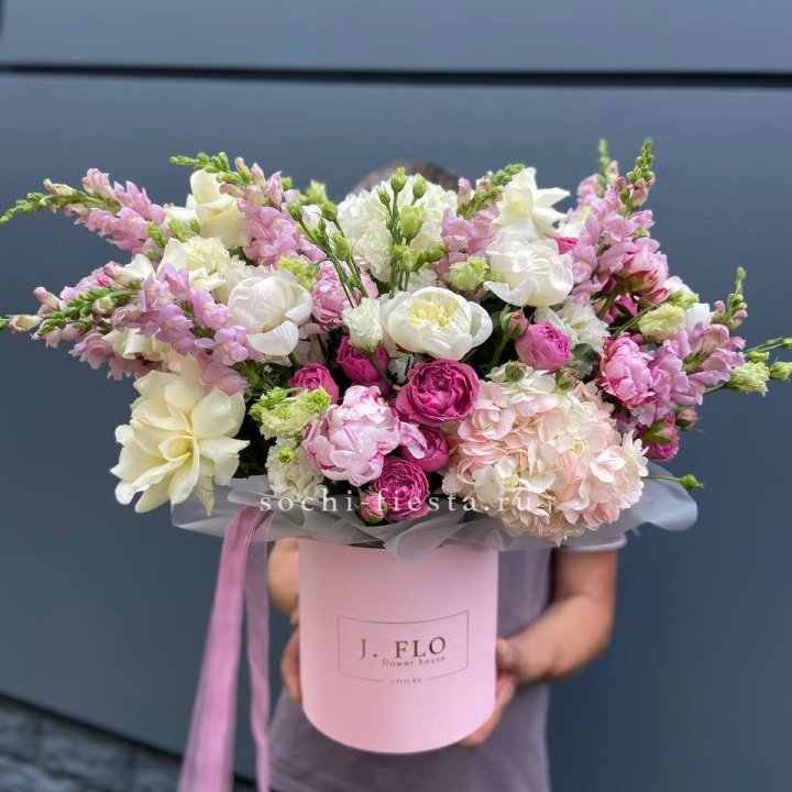 Дизайнерский цилиндр с пионами "Саманта" в Сургуте