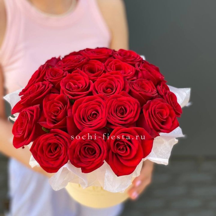 Красные розы в цилиндре в Сургуте
