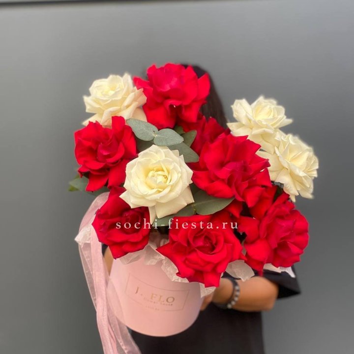 13 Французских роз в боксе в Сургуте