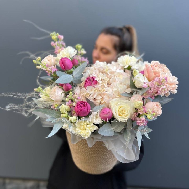 Цветочная композиция в джутовом боксе  в Сургуте