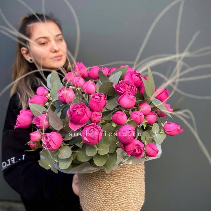 Пионовидные розы Мисти Бабблс в джутовом кашпо в Сургуте