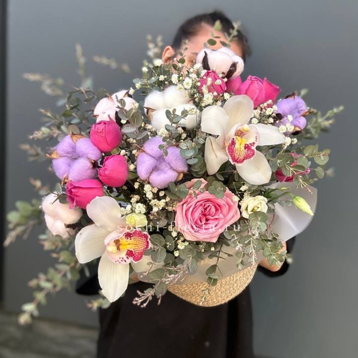 Орхидея и розы в джутовом кашпо в Сургуте