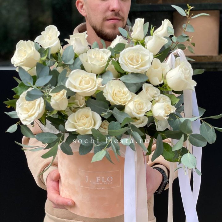 41 белая роз в бархатном боксе в Сургуте