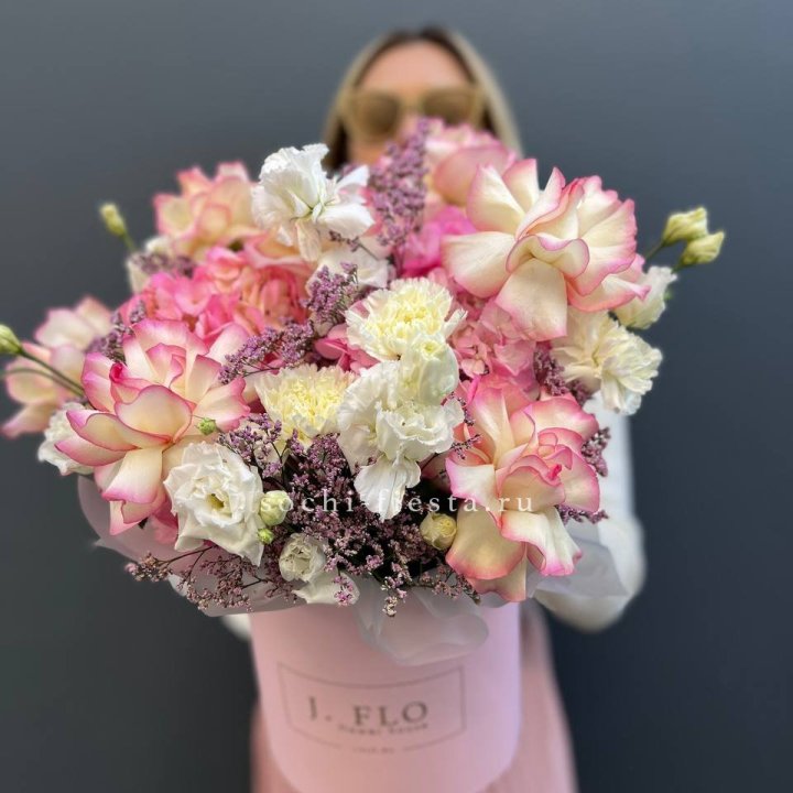 Цветочная композиция "Глория" в боксе в Сургуте