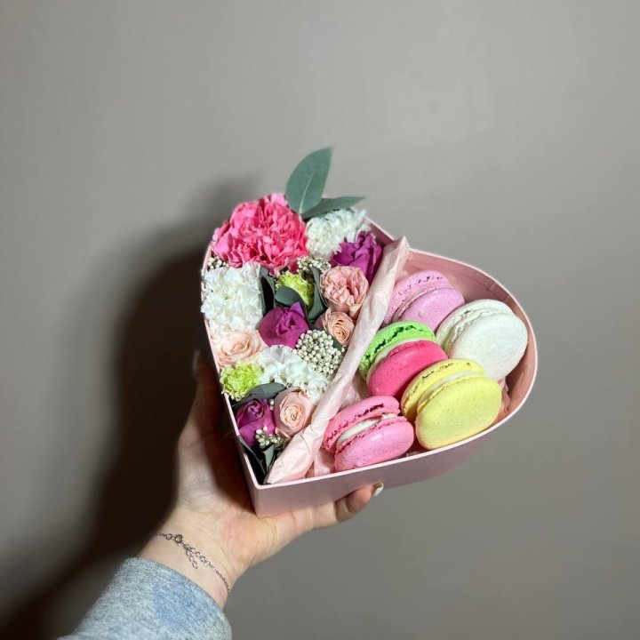 Дуо цветы и макаронсы в Сургуте