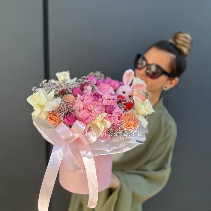 Дизайнерский цилиндр с игрушкой "Лола" в Сургуте