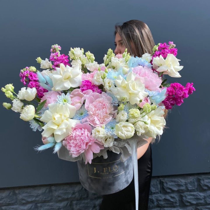 Дизайнерский цилиндр "Пионы гарден" в Сургуте