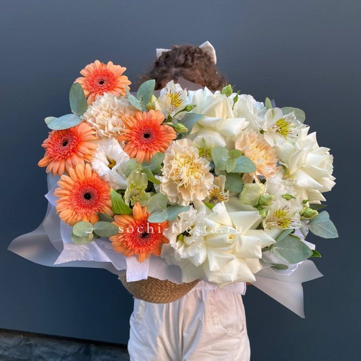 Розы и герберы в джутовом кашпо "Георгино" в Сургуте