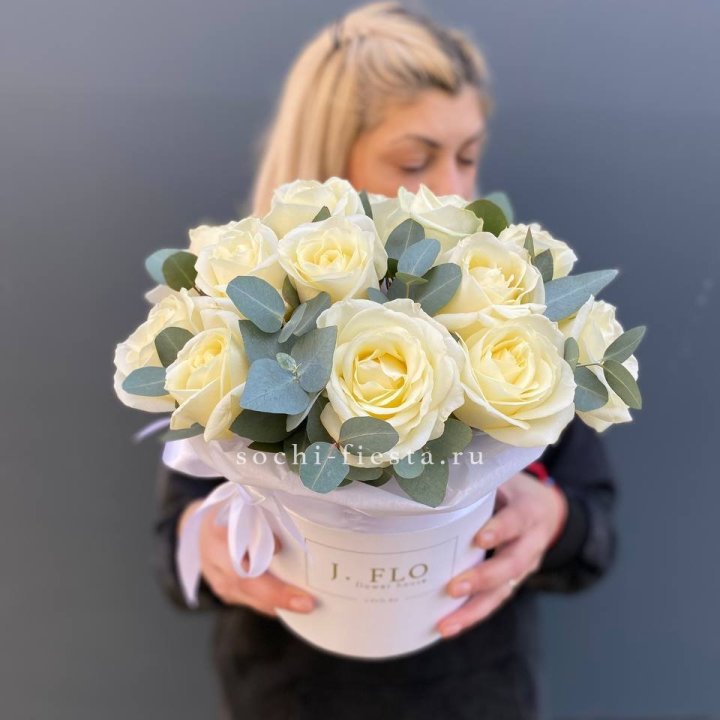 15 белых роз в боксе в Сургуте