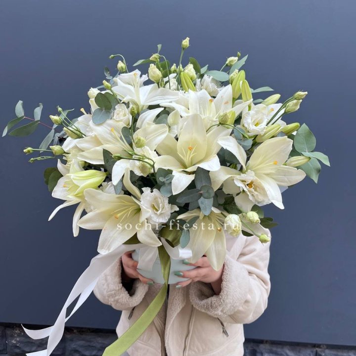 Бокс лилий и эустомы в Сургуте