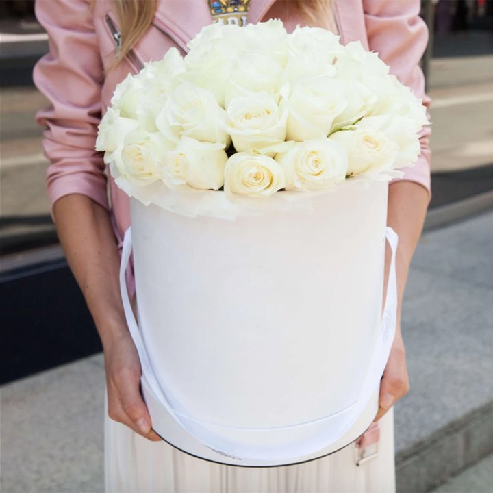 35 белых роз в цилиндре в Сургуте