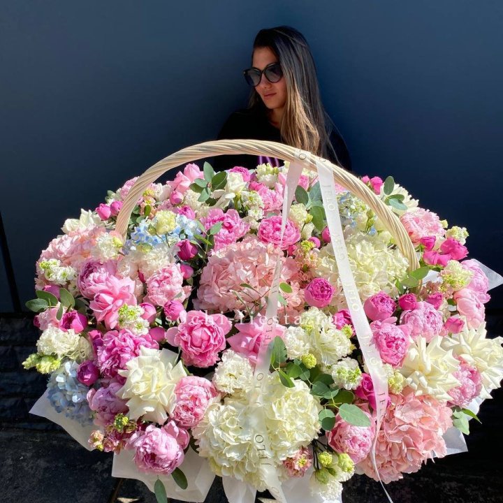 Цветочная корзина из пионов и пионовидных роз "Перфекте" в Сургуте