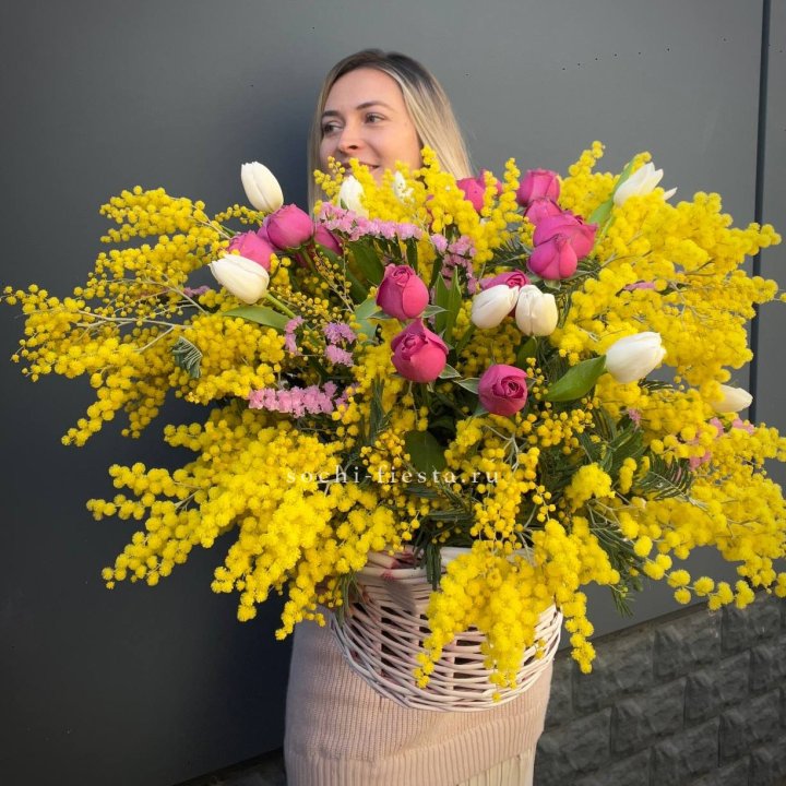 Цветочная корзина с мимозой "Спринг" в Сургуте