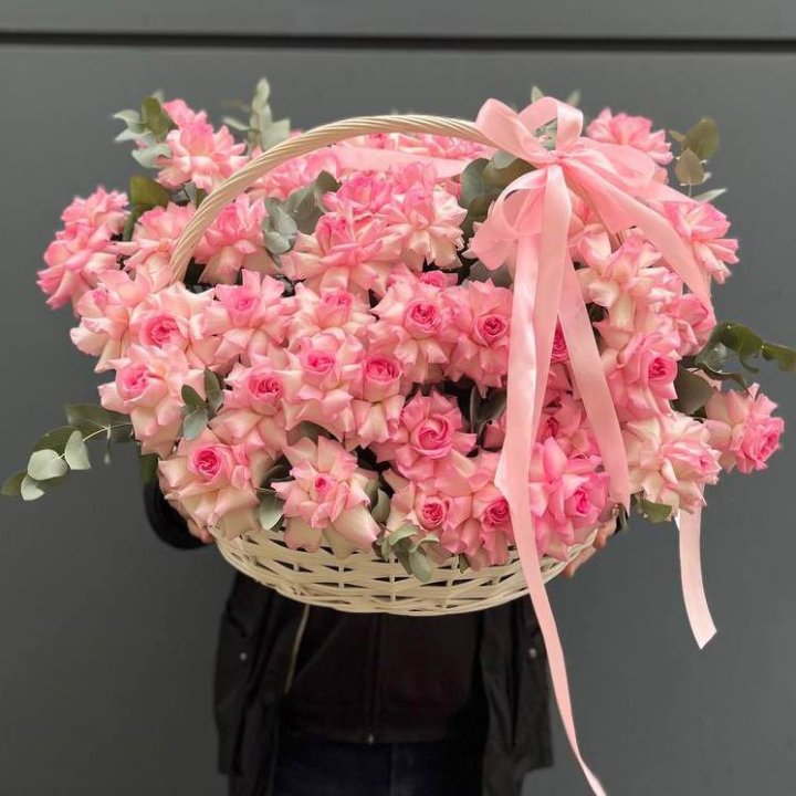 51 розовая роза в корзине в Сургуте