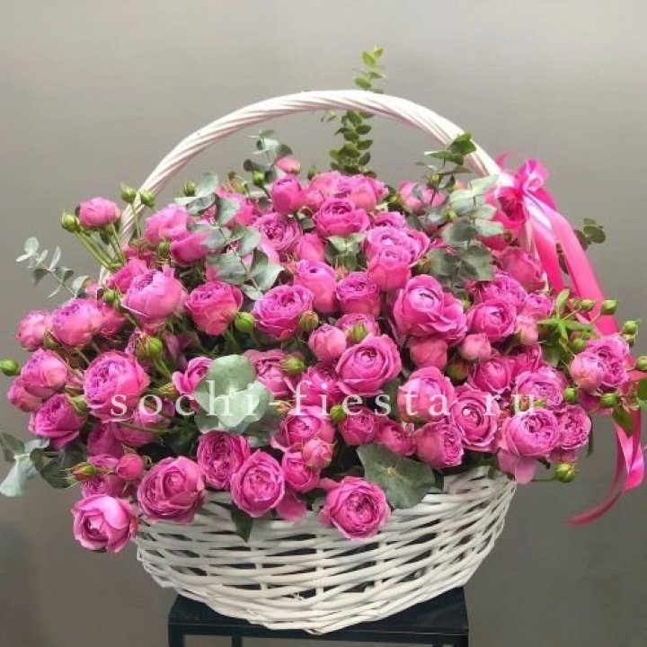 65 пионовидных кустовых роз в корзине в Сургуте