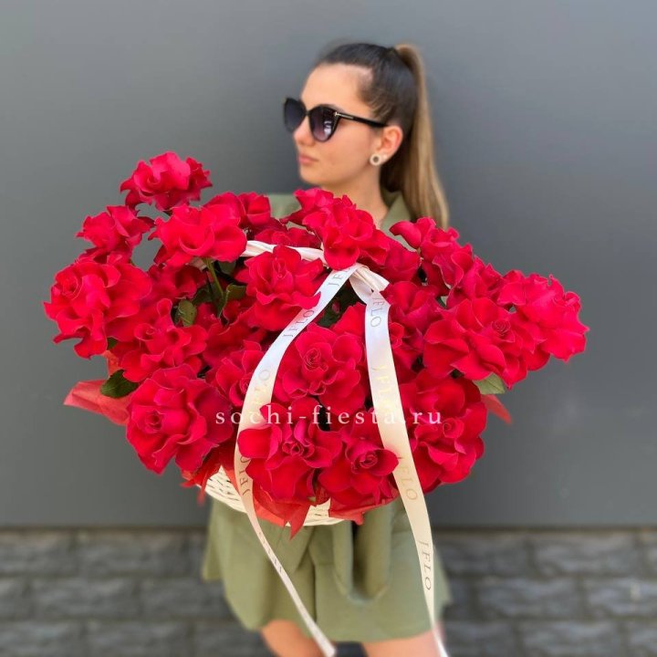 Красные французские розы в корзине в Сургуте