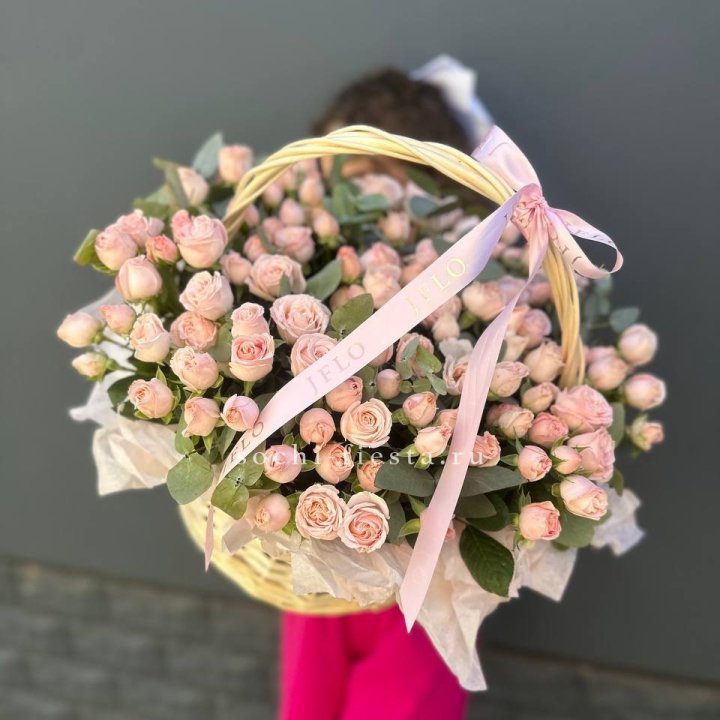 Корзина кустовых пионовидных роз в Сургуте