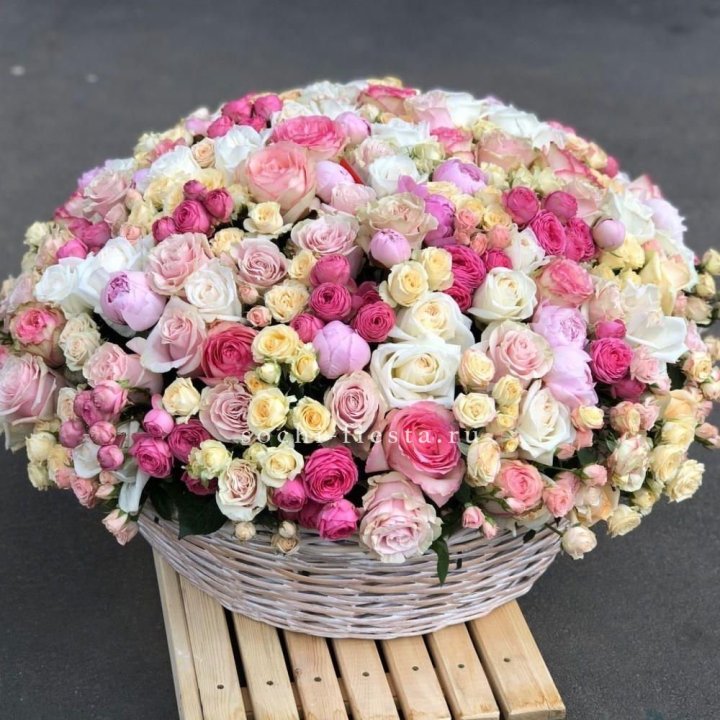 Цветочная корзина из пионов и пионовидных роз "Юниверсити" в Сургуте