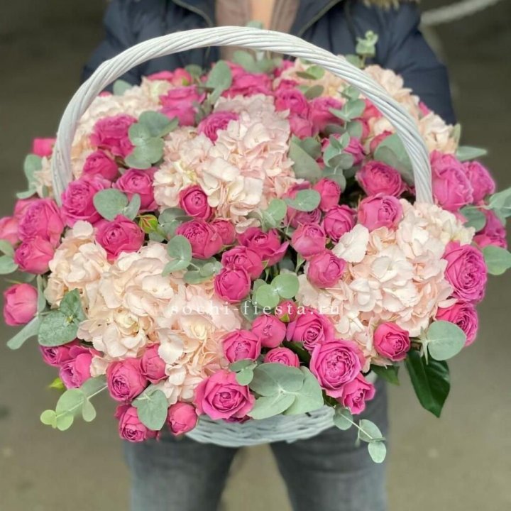 Корзина с гортензией и Мисти Баблс в Сургуте