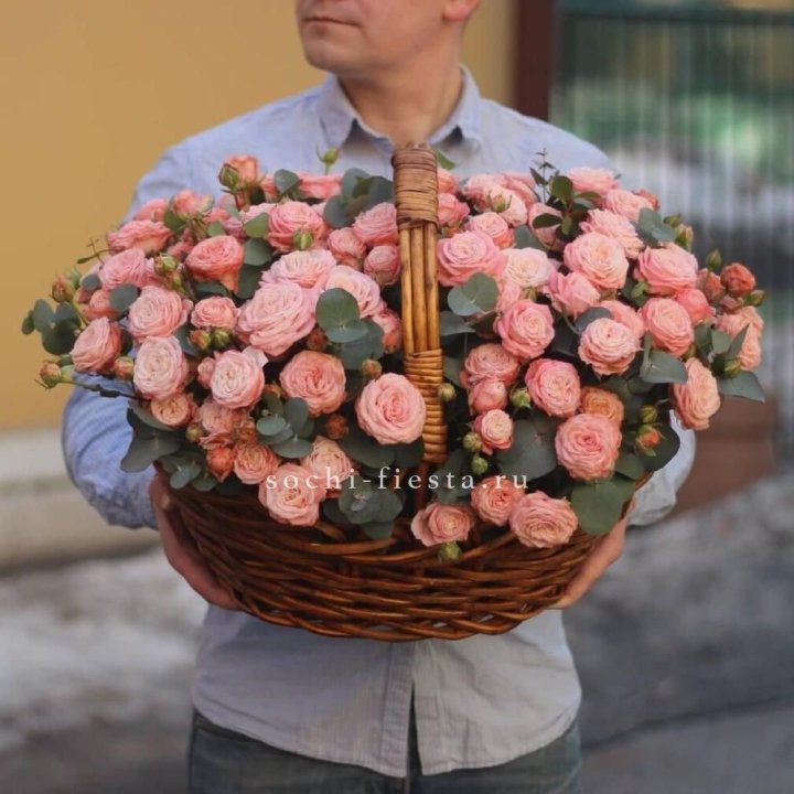 Корзина из 101 пионовидной розы в Сургуте