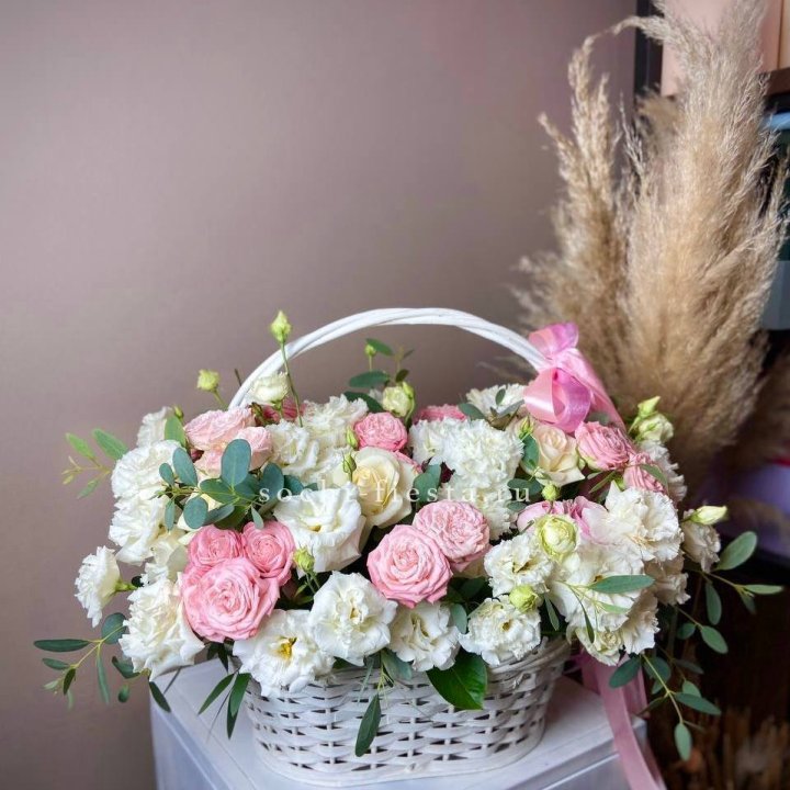 Цветочная корзина "Пинки вайт" в Сургуте