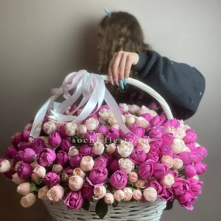 Премиум корзина пионовидных кустовых роз в Сургуте