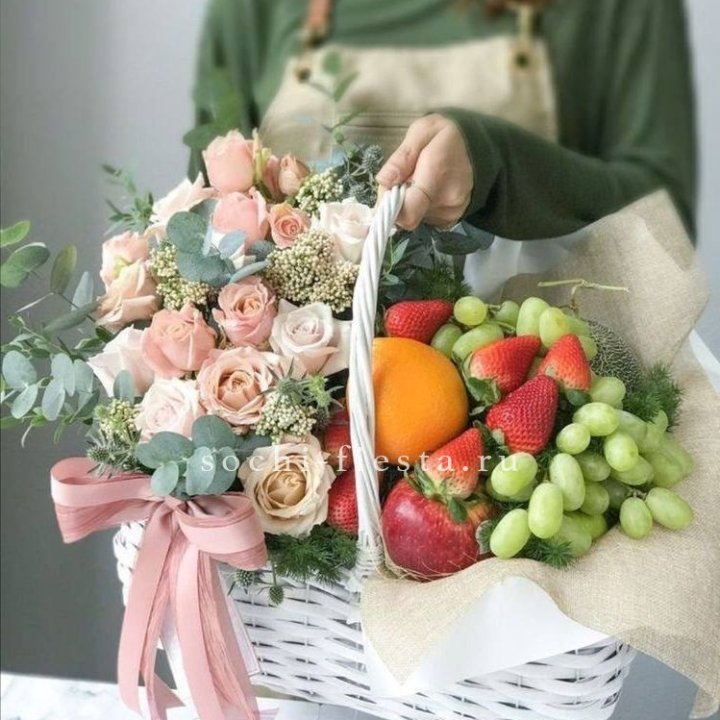 Фруктовая корзина c цветами в Сургуте