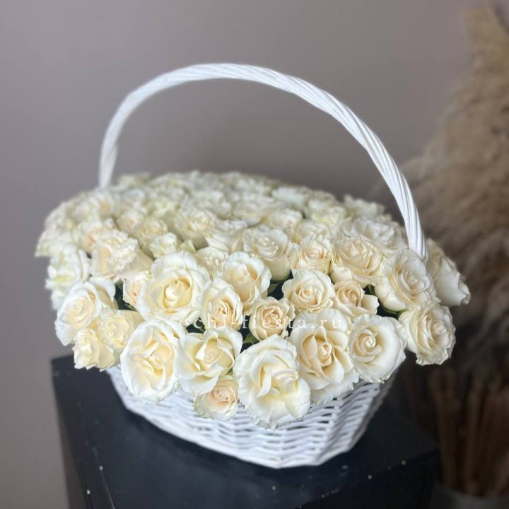 101 белая роза в корзине в Сургуте