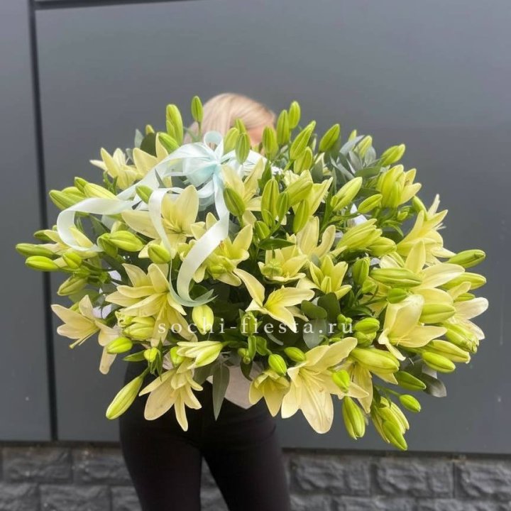 Лилии в корзине в Сургуте