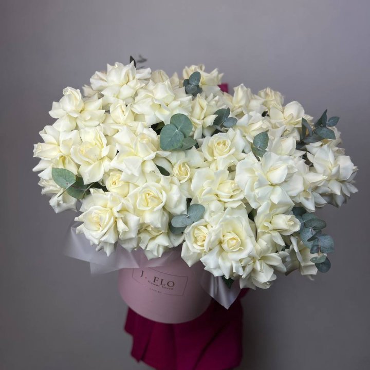 37 белых роз в боксе в Сургуте