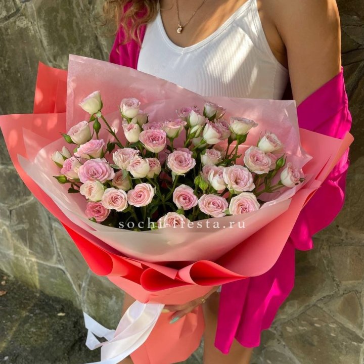 Розовые кустовые розы в Сургуте