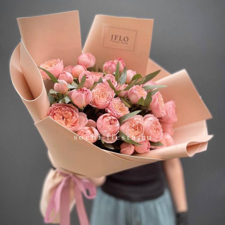 Букет из 9 кустовых роз Джульетта в Сургуте