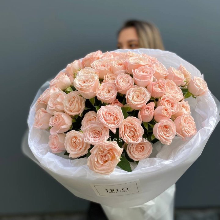 Букет кустовых роз Бомбастик в Сургуте