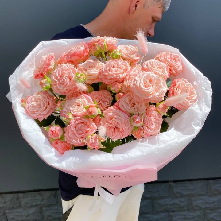 Пионовидные розы Мадам Бомбастик в Сургуте