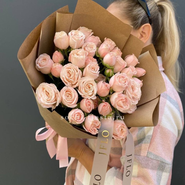 Кустовые розы Бомбастик в крафте в Сургуте