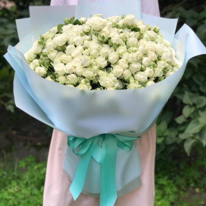 51 белая кустовая роза в Сургуте