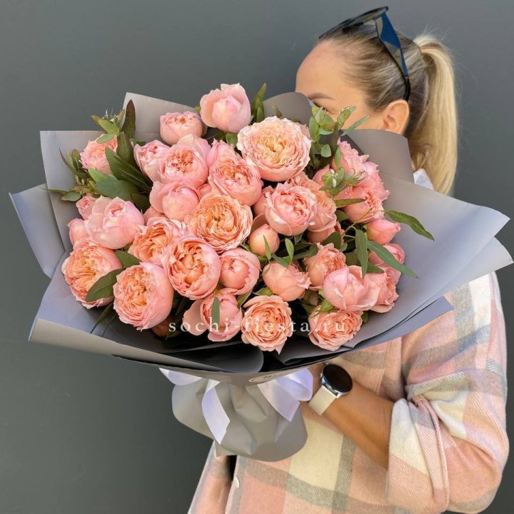 Букет с пионовидными розами "Пивайн" в Сургуте