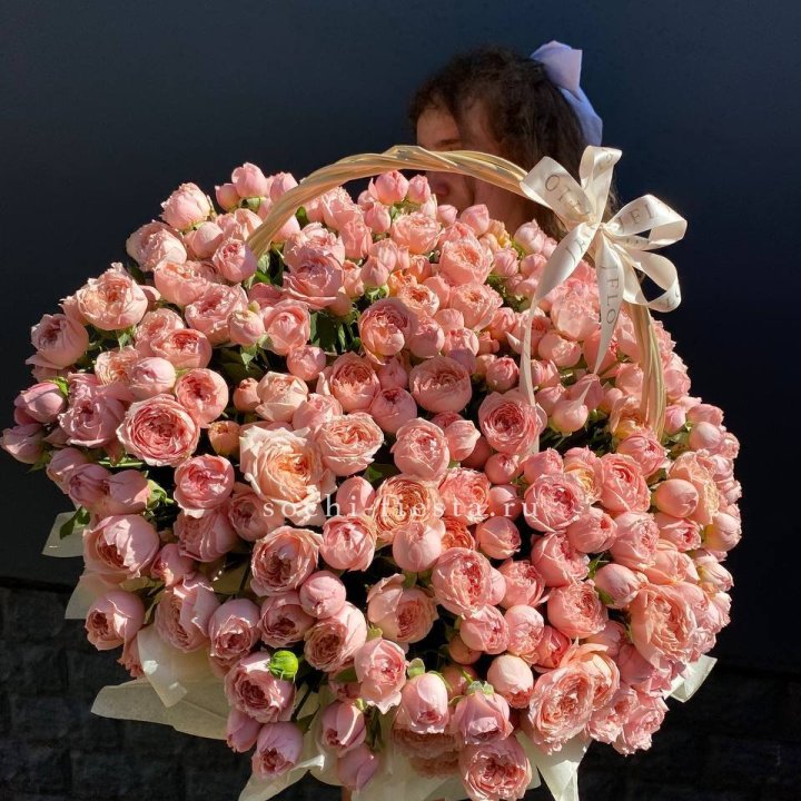 Корзина из пионовидных роз в Сургуте
