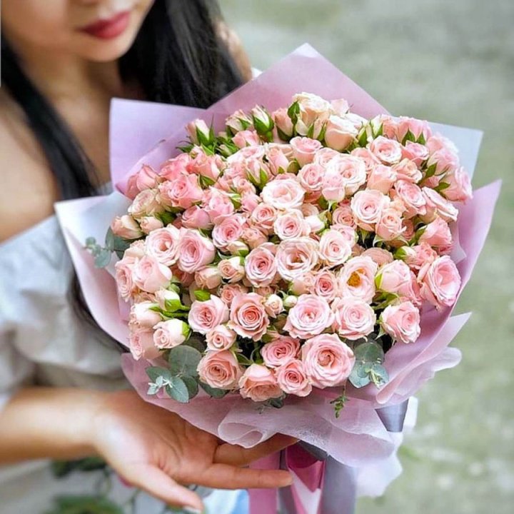 Кустовые розы с эвкалиптом в Сургуте