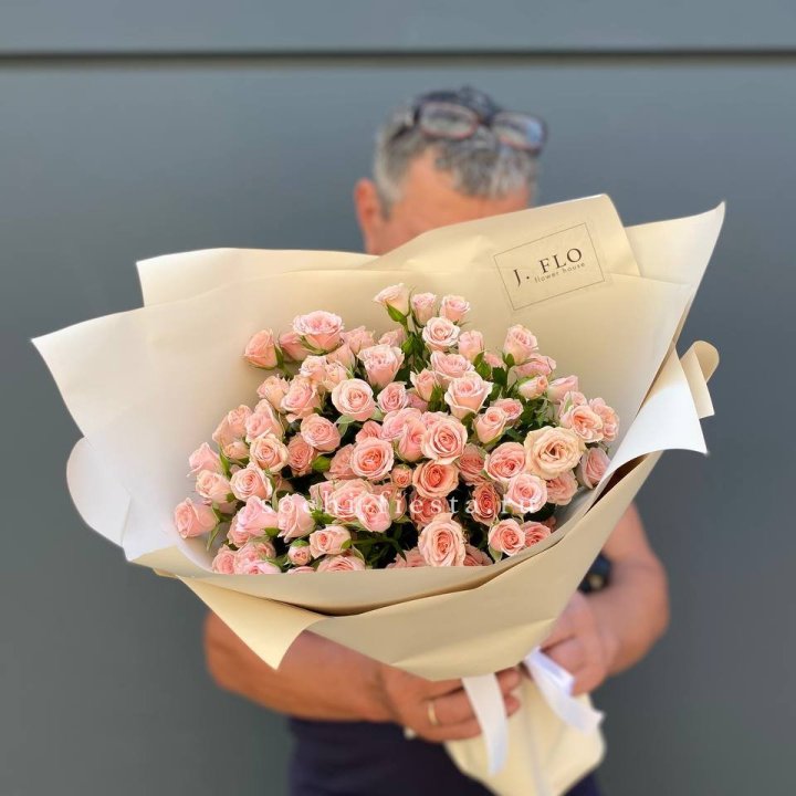 Кустовые розы леди в Сургуте