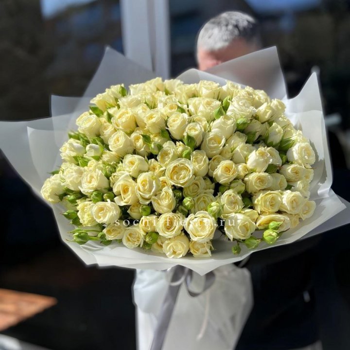 Белые кустовые розы 31 шт в Сургуте