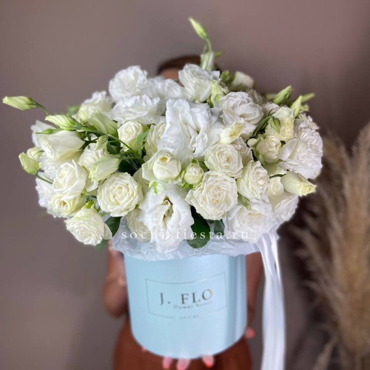 Бокс кустовых роз и эустомы  в Сургуте