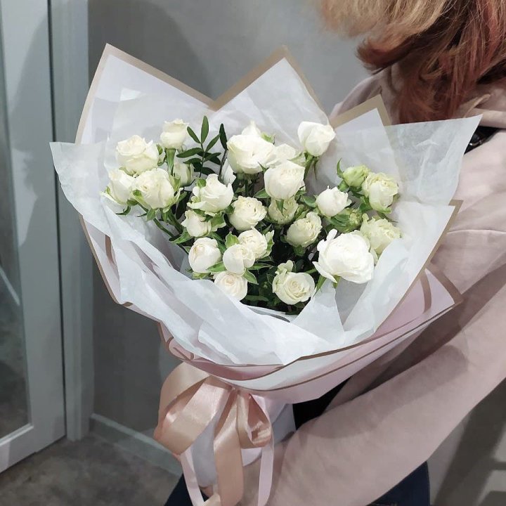 Белоснежные кустовые розы в Сургуте