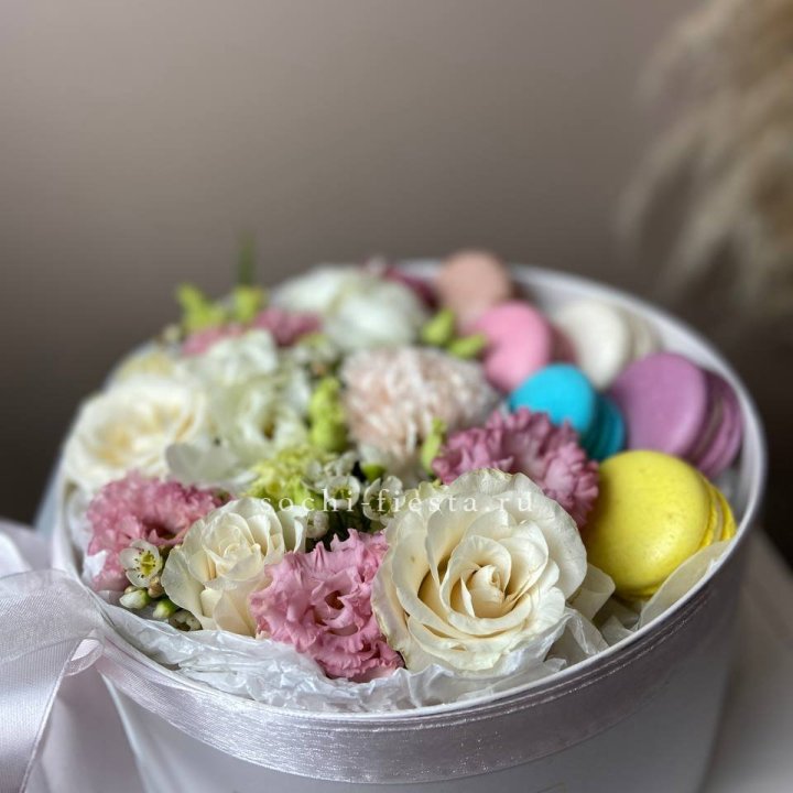 Цветы в цилиндре с макаронс "Прованс" в Сургуте