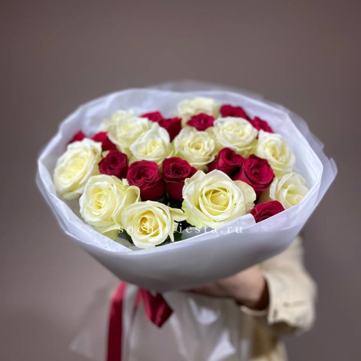 Букет их красных и белых 25 роз в Сургуте