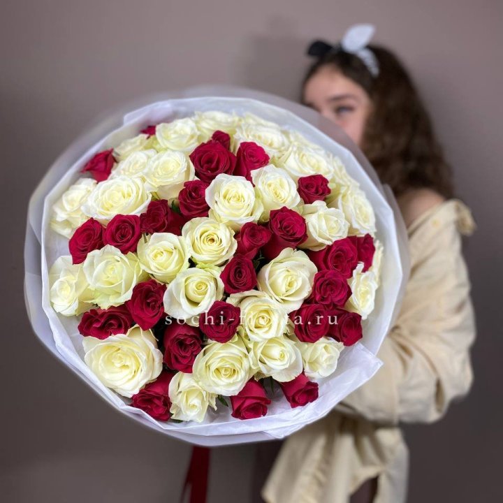 Микс из 55 роз в Сургуте