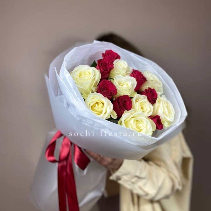 Букет из красных белых 15 роз в Сургуте