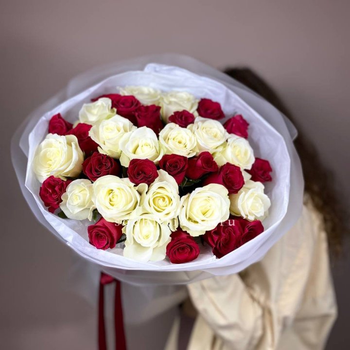 Букет из красных белых 35 роз в Сургуте